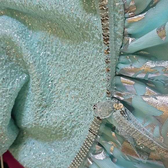 Children's Place size 5/6 Girl's silver and light blue dress - Picture 5 of 5